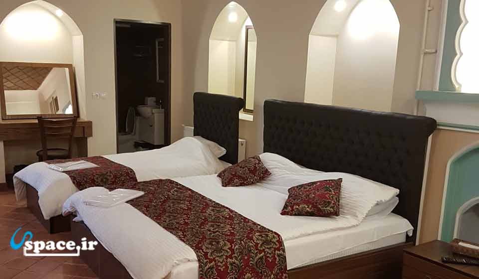 نمای اتاق 4 تخته رو به حیاط - هتل سنتی آریو - اصفهان